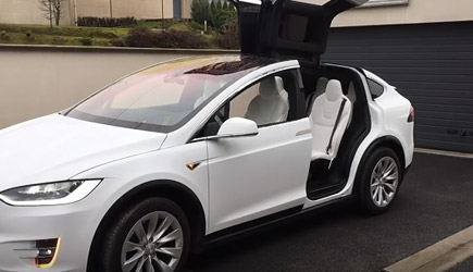 Tesla Model X Door vs Garage