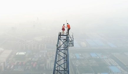 Couple Climbs The Highest Construction Site In China (640M)